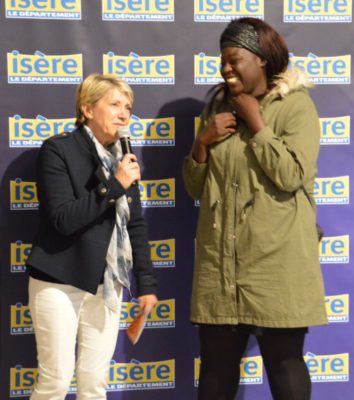 Martine Kohly et Aminata Camara, lanceuse de poids en sport adapté. © Laurent Genin