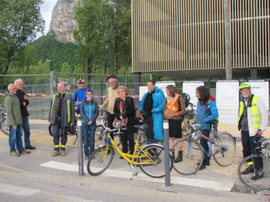 Militants de l'ADTC dénonçant la mise en danger des cyclistes sur les cheminements proposés par l'Aréa dans le cadre des travaux d'élargissement de l'A480 vendredi 26 avril 2019 © Séverine Cattiaux - Place Gre'net
