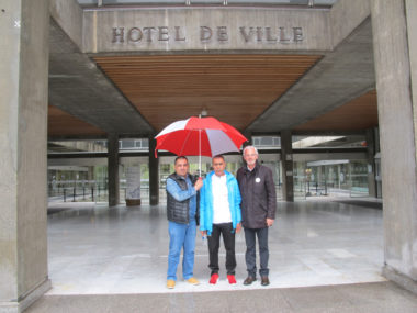 Sebti Rezaigia, agent des espaces verts à Grenoble, entouré de Cherif Boutafa et Patrick Fiorina syncalistes FO © Séverine Cattiaux - Place Gre'net