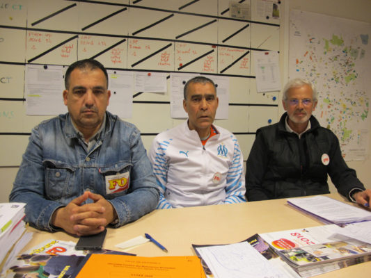 Sebti Rezaigia, agent des espaces verts à Grenoble, entouré de Cherif Boutafa et Patrick Fiorina syncalistes FO © Séverine Cattiaux - Place Gre'net