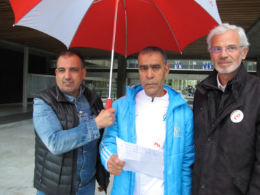 Sebti Rezaigia, agent des espaces verts à Grenoble, entouré de Cherif Boutafa et Patrick Fiorina syncalistes FO © Séverine Cattiaux - Place Gre'net