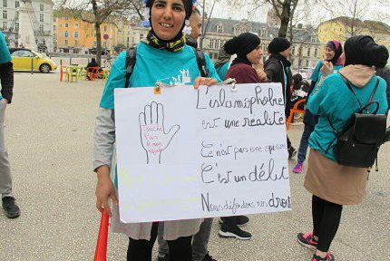 La militante islamiste Taous Hammouti, fer de lance des opérations burqini à Grenoble, portait plainte contre le blogueur Naëm Bestandji.