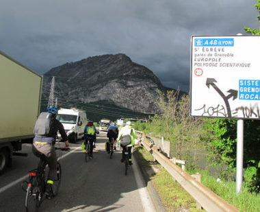 Militants de l'ADTC dénonçant la mise en danger des cyclistes sur les cheminements proposés par l'Aréa dans le cadre des travaux d'élargissement de l'A480 vendredi 26 avril 2019 © Séverine Cattiaux - Place Gre'net