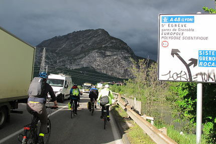 Militants de l'ADTC dénonçant la mise en danger des cyclistes sur les cheminements proposés par l'Aréa dans le cadre des travaux d'élargissement de l'A480 vendredi 26 avril 2019 © Séverine Cattiaux - Place Gre'net
