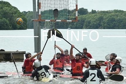 Match de kayak-polo avec l'équipe d'Annecy en rouge. © DR
