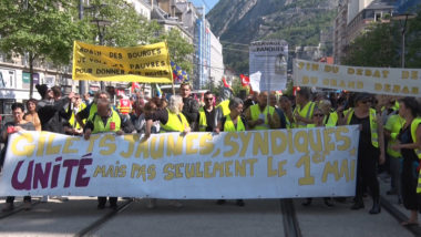 Les gilets jaunes en tête du cortège. © Joël Kermabon - Place Gre'net