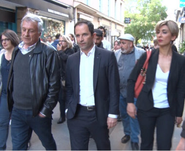 Benoît Hamon en route vers la place aux Herbes où allait se dérouler un meeting. © Joël Kermabon - Place Gre'net