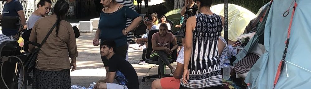 Plusieurs dizaines de personnes se sont mobilisées à proximité de la gare ce vendredi 28 juin au matin, cours Berriat, pour "exiger" une "immédiate mise à l'abri"