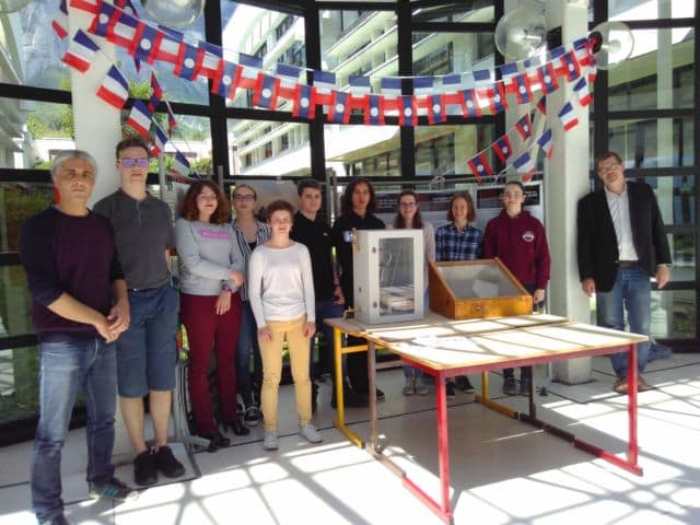 Les élèves de l'association CIS-LGM devant leur stand de coopération avec le Laos.