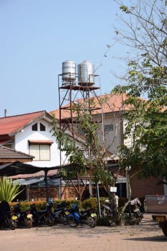 Château d'eau dans l'enceinte du lycée de Thakhek.