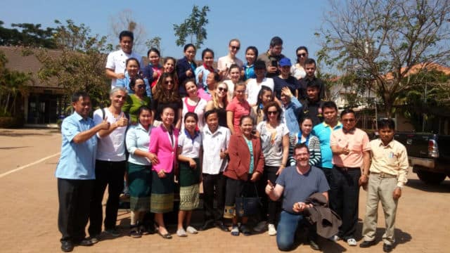 Lycéens français et laotiens avec leurs professeurs encadrants.