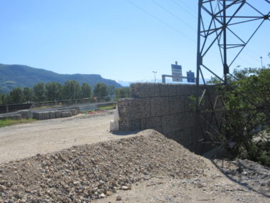 Murs en gabion anti-bruit le long de l'A480.