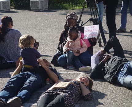 Opération de mort-sur-place (die-in) jeudi 13 juin 2019 à l'école Léon Jouhaux de Grenoble contre le projet de loi pour une école de la confiance, jeudi 13 juin 2019 DR