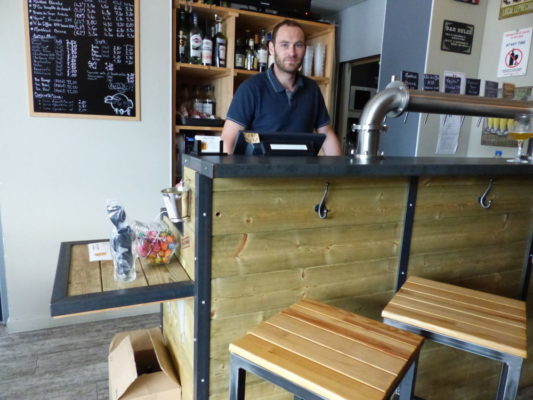 La brasserie Paye ta bière s'allie à l'association ADFE pour proposer en dépôt-vente le mobilier original réalisé par des salariés en insertion.