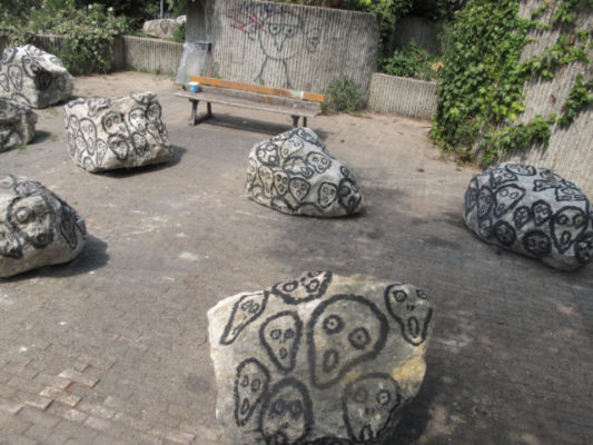 Dessins de fantôme sur les pierres installées à Saint Bruno /DR
