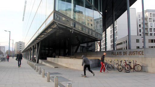 Vendredi, la cour d’assises de l’Isère a entendu longuement la mère de l’accusée, dans l’affaire des parents salafistes jugés après la mort de leur fille.