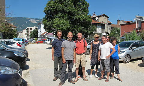 Face à l'annulation de son projet présenté au budget participatif de Grenoble, le collectif Les Jardins de l'Abbé saisit la justice.