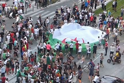 Scène de liesse sur le cours Jean Jaurès à Grenoble après la victoire de l'Algérie face à la Côte d'Ivoire le 11 juillet 2019. © Placegrenet.fr