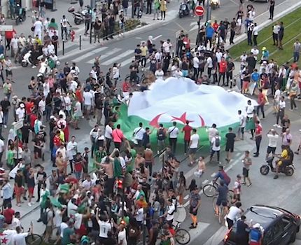 Scène de liesse sur le cours Jean Jaurès à Grenoble après la victoire de l'Algérie face à la Côte d'Ivoire le 11 juillet 2019. © Placegrenet.fr