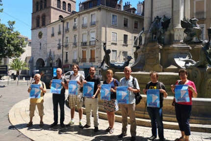 Les signataires de l'appel devant la fontaine des Trois ordres. © Joël Kermabon - Place Gre'net