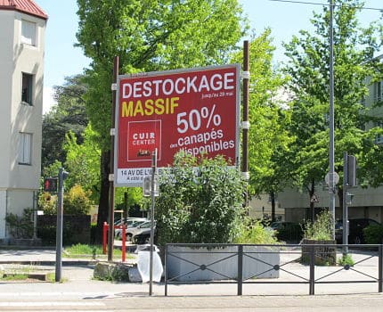 Un panneau d'affichage en limite d'un quartier résidentiel, mais aussi près d'un axe urbain. Sera-t-il interdit par le futur Règlement Local de Publicité intercommunal ? © Séverine Cattiaux - Place Gre'net