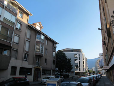 Des opposants au maire Eric Piolle volent au secours d'une propriétaire victime d'un conflit de voisinage avec des locataires d'Actis - Habitations en centre ville de Grenoble oût 2019 © Séverine Cattiaux - Place Gre'net