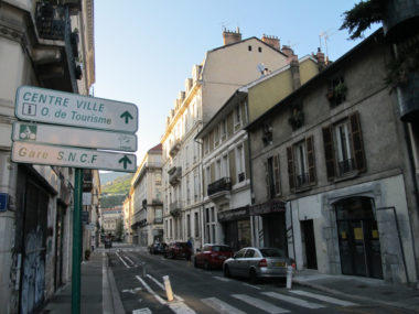 Des opposants au maire Eric Piolle volent au secours d'une propriétaire victime d'un conflit de voisinage avec des locataires d'ActisHabitations en centre ville de Grenoble oût 2019 © Séverine Cattiaux - Place Gre'net