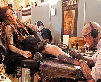Séance de tatouage. DR