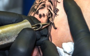 Des chercheurs de l’ESRF ont contribué à montrer que l’abrasion mécanique des aiguilles utilisées lors du tatouage pourraient être une cause d'allergie.Tatouage au noir de carbone. DR