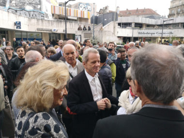 Bain de foule pour l'ancien maire de Grenoble. devant le siège pour l'alternance © Joël Kermabon - Place Gre'net