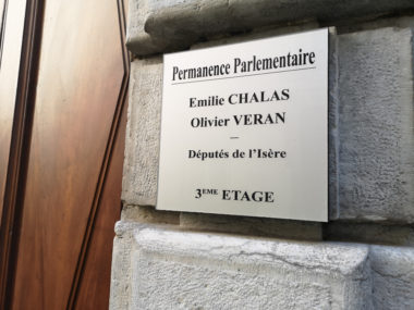 La permanence parlementaire des députés Chalas et Véran face au collectif © Joël Kermabon - Place Gre'net