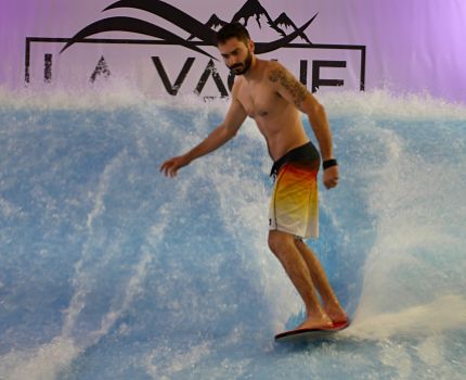 Le complexe La Vague à Échirolles, lancé en septembre 2019, permet de pratiquer le surf. © La Vague