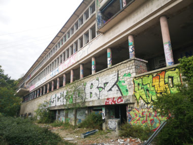 Un bâtiment couvert de tags laissé à l'abandon depuis 2001. © Joël Kermabon - Place Gre'net