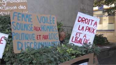 De nombreuses pancartes veulent dénoncer l'islamophobie. © Joël Kermabon - Place Gre'net