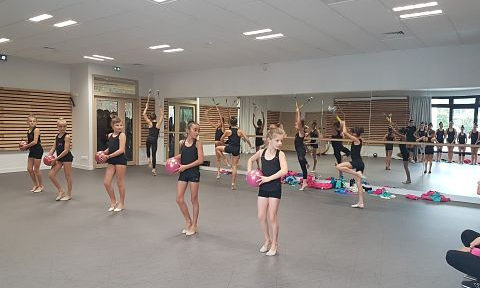 UNE Groupe Pom Pom girls, dans la salle de danse du nouveau centre sportif Jean-Philippe Motte, samedi 12 octobre 2019 lors de l'inauguration du gymnase. © Séverine Cattiaux - Place Gre'net