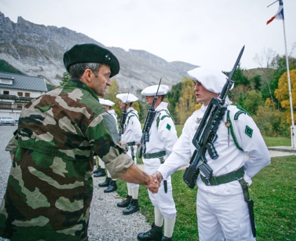 Le général Pierre-Joseph Givre saluant des chasseurs alpins de la 27e BIM. © Cellule communication du 4e RCH