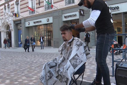 Hasni Bekheira, un coiffeur pour les plus démunis. © Joël Kermabon - Place Gre'net