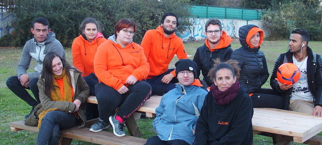 Pour les jeunes services civiques d'Unis-Cité, le chantier participatif a aussi été l'occasion de faire des rencontres. © Augustin Bordet - placegrenet.fr