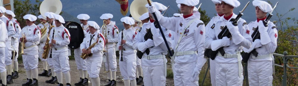 Les troupes de montagne en position "arme". ©Muriel Beaudoing - PlaceGrenet.fr