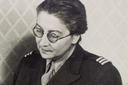 Rose Valland en battle-dress (uniforme) examinant des tableaux, probablement au Collecting Point de Wiesbaden (Allemagne), 1946. Coll. Centre des Archives diplomatiques du ministère des Affaires étrangères