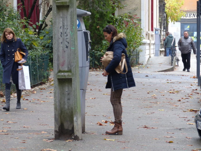 Femme qui paye son ticket de stationnement à l'eurodateur. ©Manon Heckmann - Placegrenet.fr