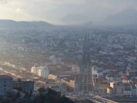Pic de pollution de l'air à l'ozone et aux particules fines en Isère