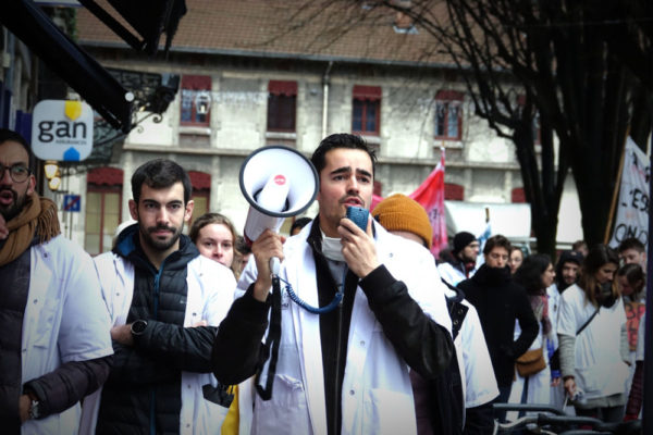 En grève depuis le 10 décembre, les internes des CHU de Grenoble, Chambéry et Annecy ont manifesté pour l’amélioration de leurs conditions de travail.