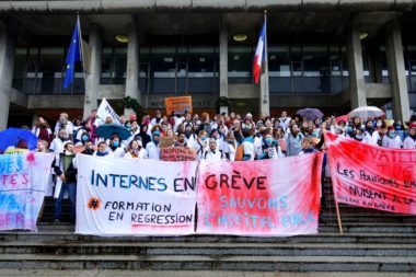 En grève depuis le 10 décembre, les internes des CHU de Grenoble, Chambéry et Annecy ont manifesté pour l’amélioration de leurs conditions de travail.