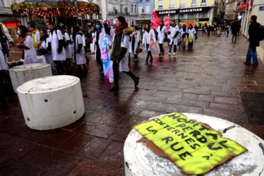 En grève depuis le 10 décembre, les internes des CHU de Grenoble, Chambéry et Annecy ont manifesté pour l’amélioration de leurs conditions de travail.