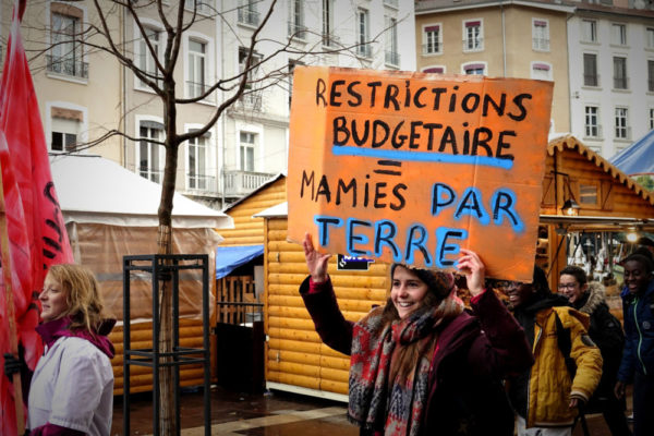 En grève depuis le 10 décembre, les internes des CHU de Grenoble, Chambéry et Annecy ont manifesté pour l’amélioration de leurs conditions de travail. © Raphaëlle Denis - Place Gre'net