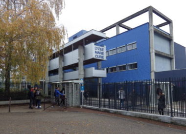 Des élèves rentrent dans le lycée Marie Curie, situé dans le centre ville d'Echirolles. © Thomas Courtade - Place Gre'net