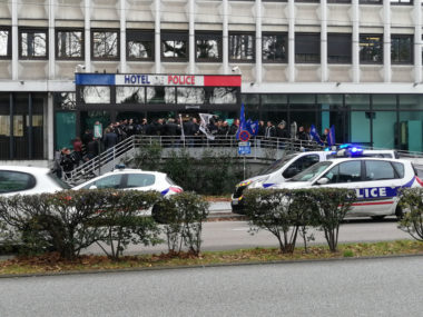 Rassemblement des policiers devant l'hôtel de police de Grenoble. © Unité SGP Police FO