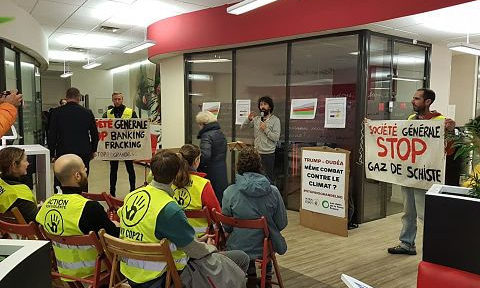 UNE Vendredi 13 décembre, les activistes d'ANV Cop 21 et des Amis de la Terre ont organisé une "conférence de presse pirate" à la Société Générale, impliquée en première ligne dans le financement d'un projet d'exportation de gaz de schiste aux Etats Unis. © Séverine Cattiaux - Place Gre'net