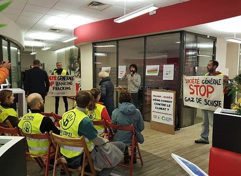 UNE Vendredi 13 décembre, les activistes d'ANV Cop 21 et des Amis de la Terre ont organisé une "conférence de presse pirate" à la Société Générale, impliquée en première ligne dans le financement d'un projet d'exportation de gaz de schiste aux Etats Unis. © Séverine Cattiaux - Place Gre'net